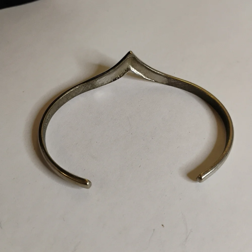 Signed Vintage Silver Tone Avon V design‎ Cuff